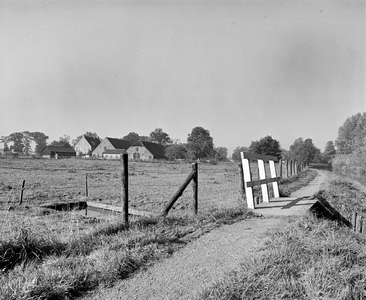 880107 Gezicht over het jaagpad langs de Kromme Rijn (rechts) te Bunnik, met links boerderij De Knapschinkel (Koningslaan 7).